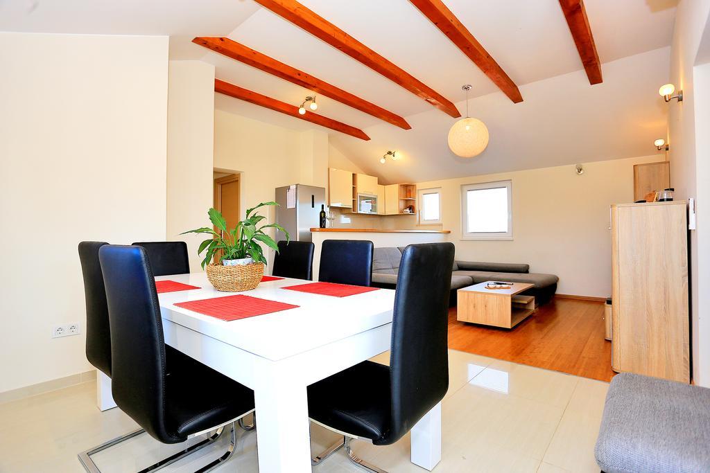 Apartment Pa Ve Murter Buitenkant foto