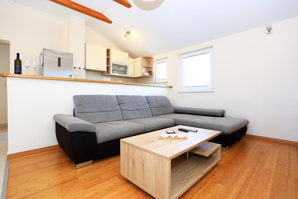 Apartment Pa Ve Murter Buitenkant foto