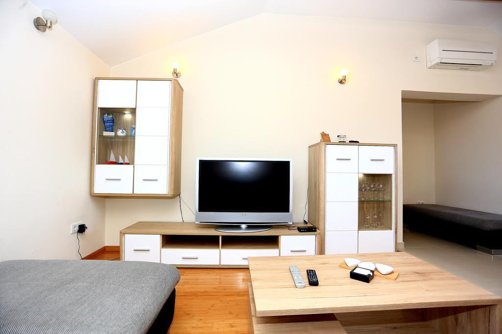Apartment Pa Ve Murter Buitenkant foto
